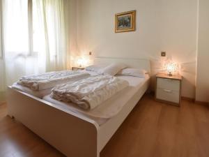 un grande letto bianco in una camera da letto con due lampade di Holiday Home Villa Pineta by Interhome a Crone