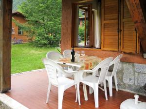un tavolo bianco e sedie su un patio con finestra di Holiday Home Villa Pineta by Interhome a Crone
