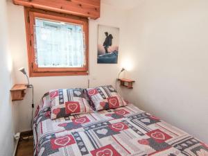En eller flere senge i et værelse på Apartment L'Espace Montagne-5 by Interhome