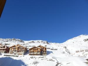 un rifugio da sci nella neve su una montagna di Apartment La Roche Blanche-6 by Interhome a Val Thorens