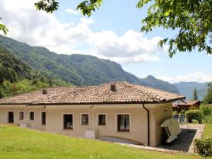 una casa en un campo con montañas al fondo en Holiday Home Villa Lackas-2 by Interhome, en Crone