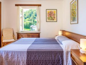 une chambre avec un lit et une fenêtre dans l'établissement Apartment al Lago by Interhome, à Carmine 18 autres photos