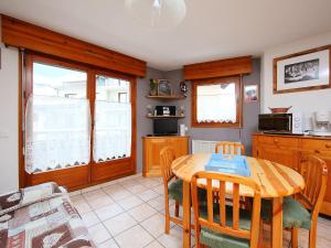 une salle à manger avec une table et une cuisine dans l'établissement Apartment L'Espace Montagne-8 by Interhome, à Chamonix-Mont-Blanc