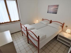 Un pat sau paturi într-o cameră la Apartment Villa Martinelli-1 by Interhome