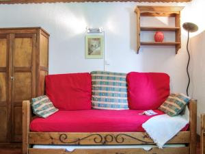 een rode bank in een woonkamer bij Studio Le Grépon-3 by Interhome in Chamonix-Mont-Blanc