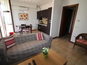 un soggiorno con divano e tavolo di Apartment Red Sunset by Interhome a  Monvalle 