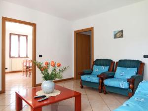 Consiglio di RumoにあるApartment Domenica - GRV150 by Interhomeのリビングルーム(青い椅子2脚、テーブル付)