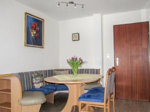 una sala de estar con una mesa y un sofá en Apartment Haus Zimmermann by Interhome, en Innsbruck 15 fotos más