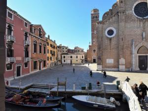 ヴェネツィアにあるApartment Al Foghèr by Interhomeの建物前の運河の船の町