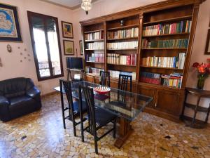 una sala da pranzo con tavolo in vetro e sedie di Apartment Campo Santa Maria Formosa by Interhome a Venezia