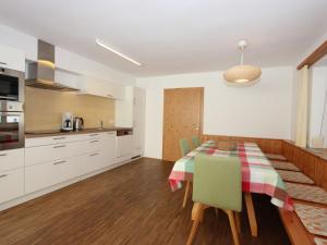 kuchnia i jadalnia ze stołem i krzesłami w obiekcie Apartment Gerda-2 by Interhome w mieście Ried im Zillertal