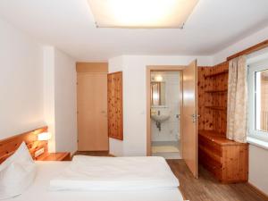 Łóżko lub łóżka w pokoju w obiekcie Apartment Gerda-2 by Interhome