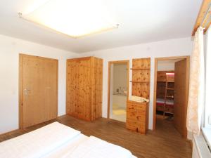 Łóżko lub łóżka w pokoju w obiekcie Apartment Gerda-2 by Interhome