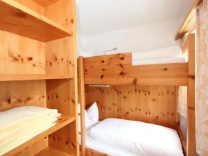 Łóżko lub łóżka w pokoju w obiekcie Apartment Gerda-2 by Interhome