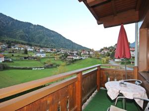 uma varanda com uma mesa e vista para um vale em Apartment Bichleregg by Interhome em Sautens