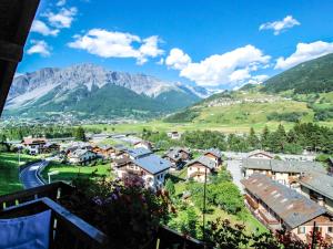 Blick auf eine Stadt in den Bergen in der Unterkunft Apartment Santa Lucia-3 by Interhome in Valdisotto