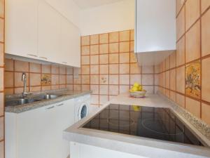 cocina con fregadero y lavavajillas en Apartment Cincelli - Latemar by Interhome, en Pozza di Fassa
