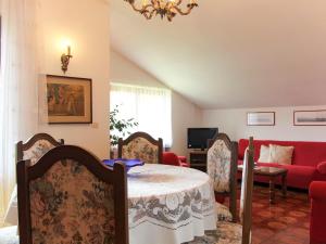 Apartment Casa Canali-2 by Interhome في ليدرو: غرفة معيشة مع طاولة وكراسي
