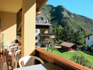 レードロにあるApartment Casa Canali-2 by Interhomeの山の景色を望むバルコニー(テーブル、椅子付)