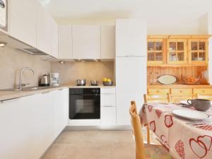 Virtuvė arba virtuvėlė apgyvendinimo įstaigoje Apartment Ghetta by Interhome