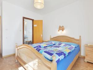 1 dormitorio con 1 cama con edredón azul en Apartment Ghetta by Interhome, en Vigo di Fassa