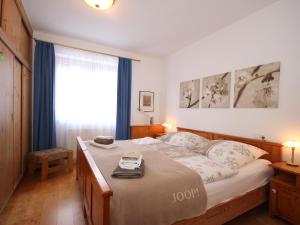 Un pat sau paturi într-o cameră la Holiday Home Seekarblick by Interhome
