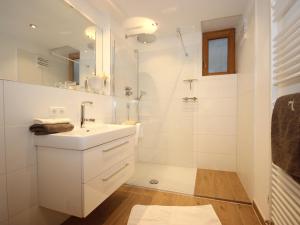 Koupelna v ubytování Holiday Home Seekarblick by Interhome