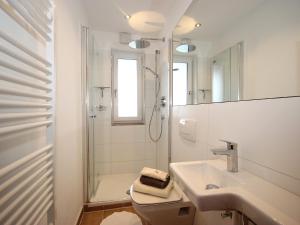 ein weißes Bad mit einem Waschbecken und einer Dusche in der Unterkunft Holiday Home Seekarblick by Interhome in Achenkirch