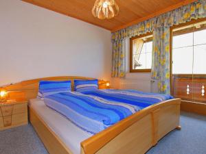 PankrazbergにあるApartment Untererhof-1 by Interhomeのベッドルーム1室(青いシーツと窓付)