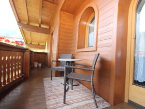 um pequeno quarto com duas cadeiras e uma mesa em Apartment Hundsbichler-1 by Interhome em Hippach