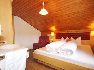 Postel nebo postele na pokoji v ubytování Apartment Schmittnhof by Interhome