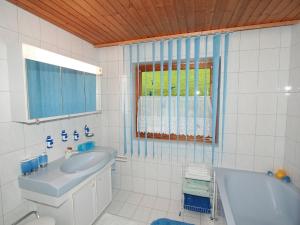 オーバーアウにあるApartment Karwendel by Interhomeのバスルーム(シンク、バスタブ付)、窓が備わります。