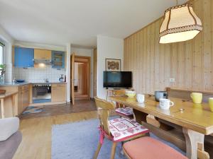 un soggiorno con un tavolo e una cucina di Apartment Illyria by Interhome a Ortisei
