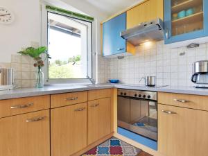 una cucina con armadi in legno e una finestra di Apartment Illyria by Interhome a Ortisei