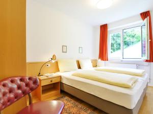 una camera da letto con un letto, una finestra e una sedia di Apartment Illyria by Interhome a Ortisei Altre 19 foto