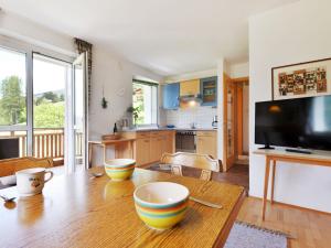 una cocina con una mesa de madera con dos tazones. en Apartment Illyria by Interhome, en Ortisei