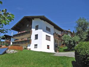 biały dom z czarnym dachem w obiekcie Apartment Straif by Interhome w mieście Kirchberg in Tirol