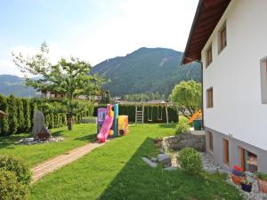 un cortile con parco giochi e una casa di Apartment Handle-2 by Interhome a Ried im Oberinntal