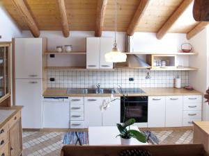 Kuchyňa alebo kuchynka v ubytovaní Apartment Chalet Baita Tabià Dolomites by Interhome