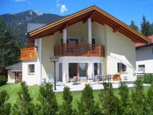 dom z dużym tarasem i górami w tle w obiekcie Holiday Home Heidi by Interhome w mieście Rieden