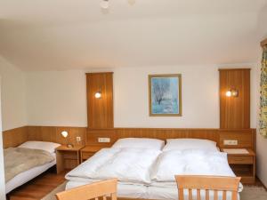 WeißenbachにあるHoliday Home Diana by Interhomeのベッドルーム1室(ベッド2台、ナイトスタンド2台付)