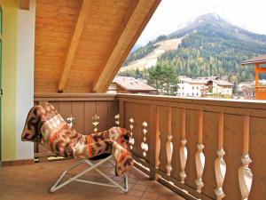 einen Stuhl auf einem Balkon mit Bergblick in der Unterkunft Apartment Maura-1 by Interhome in Pozza di Fassa