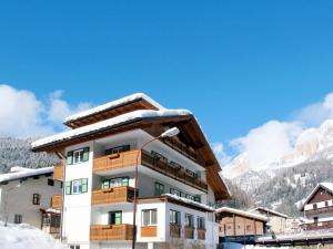 un hôtel dans les montagnes enneigées dans l'établissement Apartment Cesa Soraruf by Interhome, à Campitello di Fassa