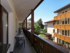 een balkon van een gebouw met een tafel en stoelen bij Apartment Haupthaus Schönblick by Interhome in San Valentino alla Muta