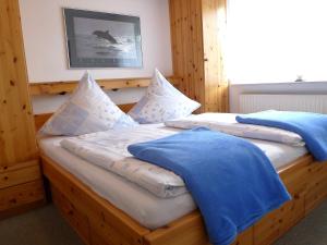 duas camas num quarto com toalhas azuis em Apartment Dehne-1 by Interhome em Norddeich