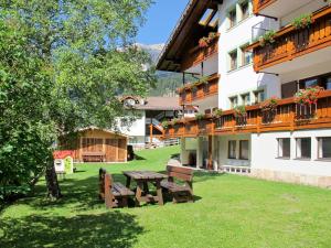 A garden outside Apartment Bernard-3 by Interhome