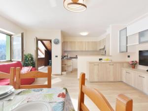 Il comprend une cuisine et un salon avec une table et des chaises. dans l'établissement Apartment Bernard-3 by Interhome, à Campestrin