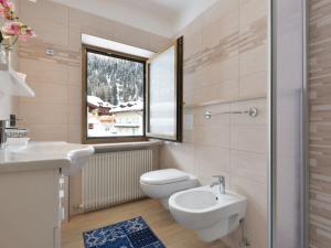 A bathroom at Apartment Bernard-3 by Interhome