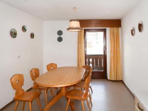 jadalnia z drewnianym stołem i krzesłami w obiekcie Apartment Haupthaus Schönblick - SVH116 by Interhome w mieście San Valentino alla Muta
