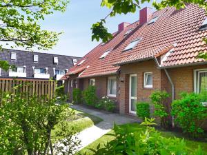 eine Reihe von Häusern mit roten Dächern in der Unterkunft Apartment Muschelweg-1 by Interhome in Norddeich